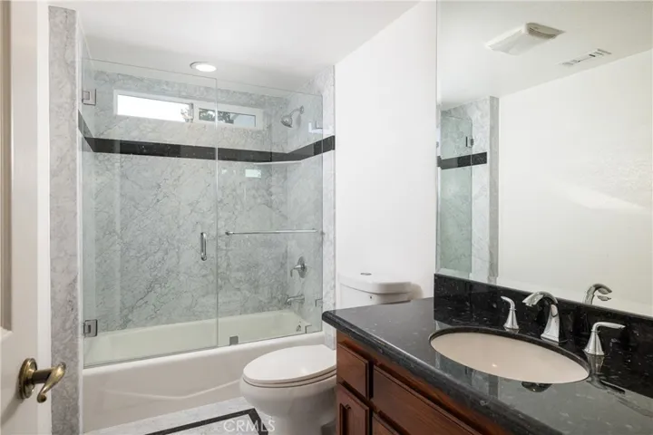 Upstairs en-suite secondary bathroom