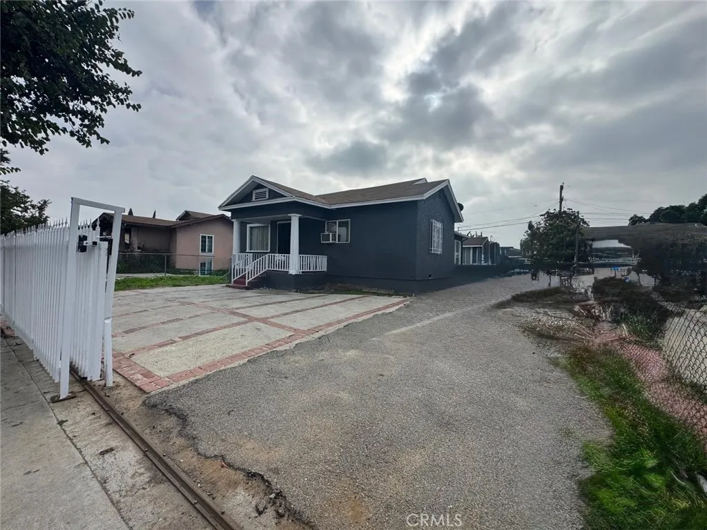 1420 E 77th Place, Los Angeles, California 90001 home-pic-1