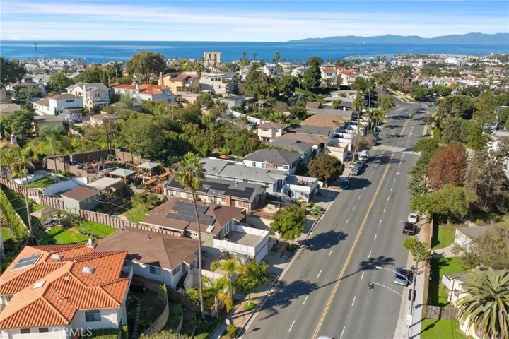 Aerial view of the neighborhood showing proximity to the ocean