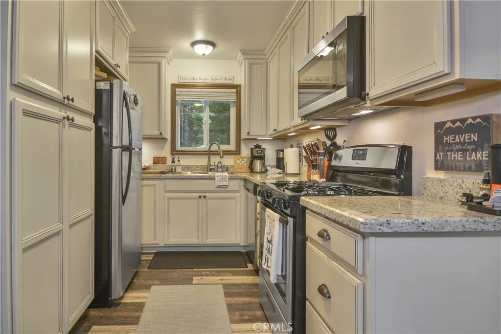 27445 Cedarwood Court, Lake Arrowhead, California 92352 home-pic-9