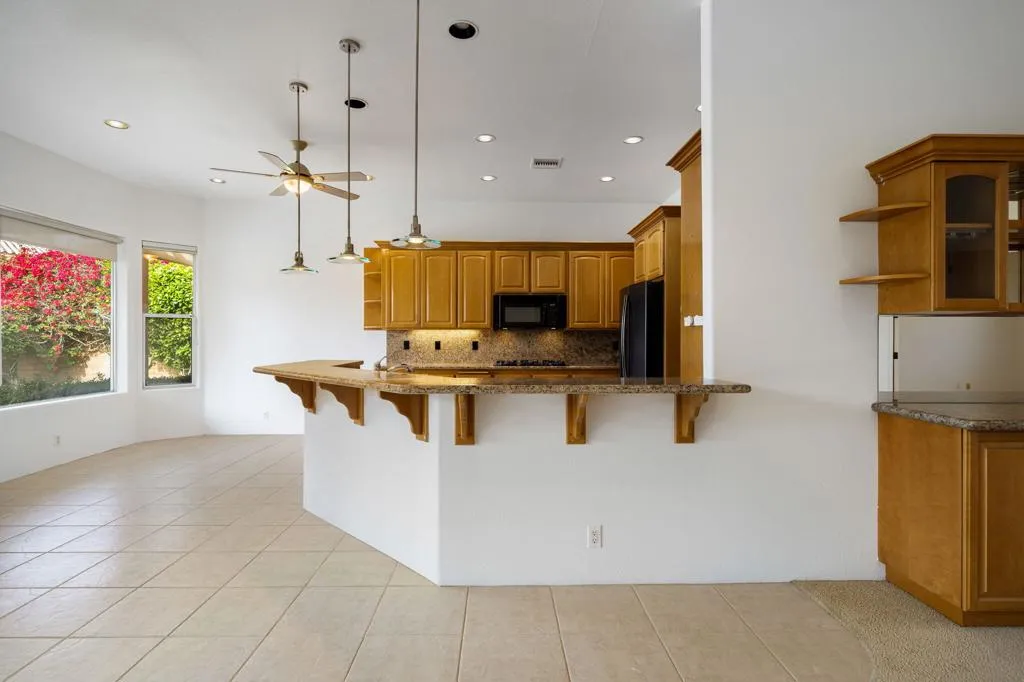13 Hillcrest Drive, Palm Desert, California 92260 home-pic-10