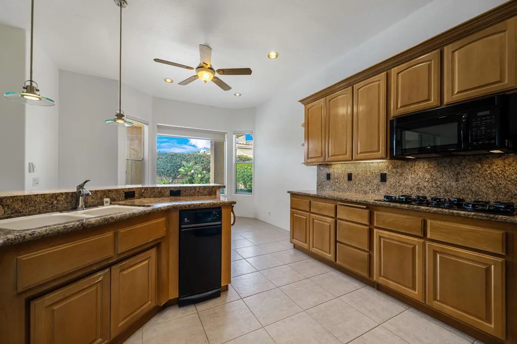 13 Hillcrest Drive, Palm Desert, California 92260 home-pic-11