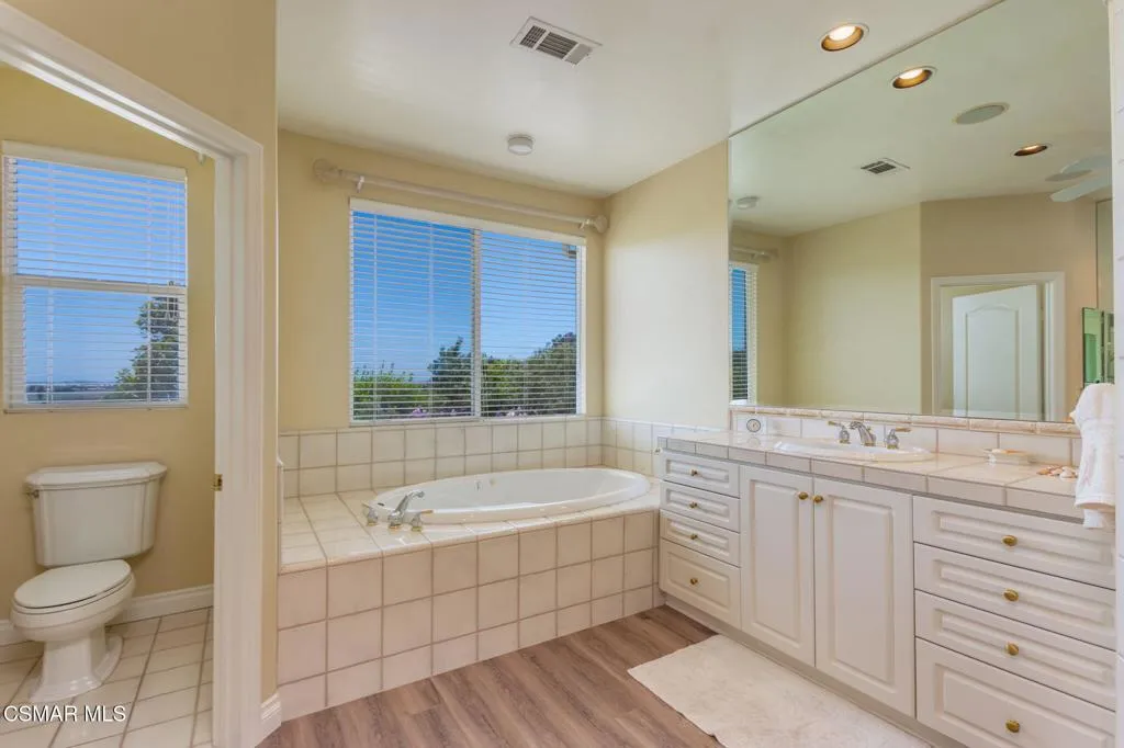 1009 Del Tio Court, Camarillo, California 93010 home-pic-17