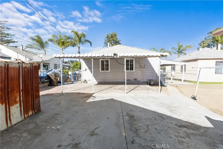 Large versatile yard, perfect for entertaining