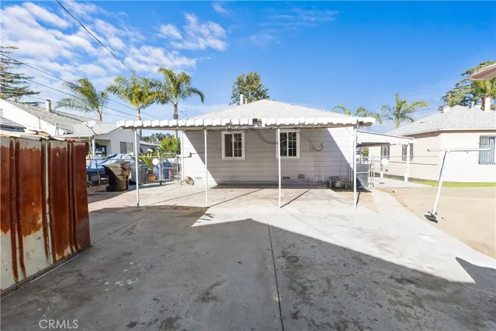 Large versatile yard, perfect for entertaining