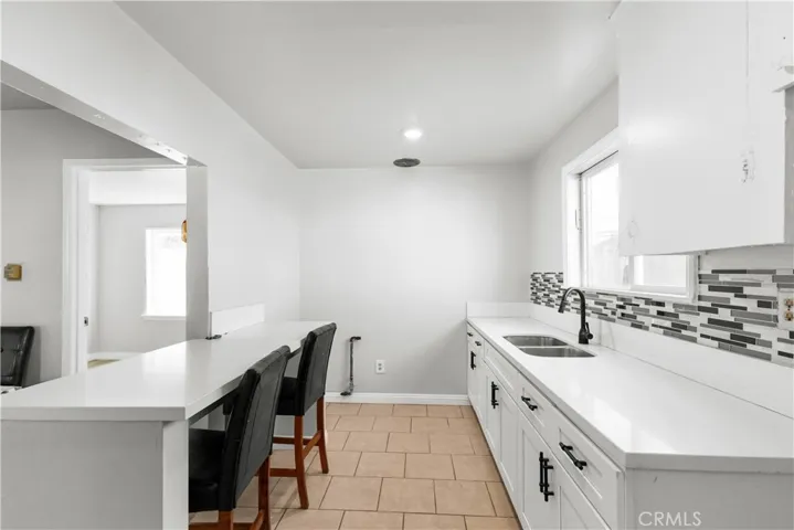 Built in breakfast bar