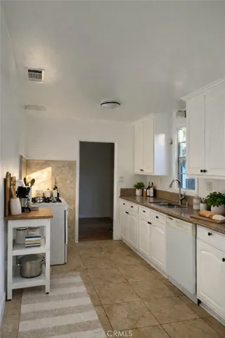 1185 Kitchen-virtually staged
