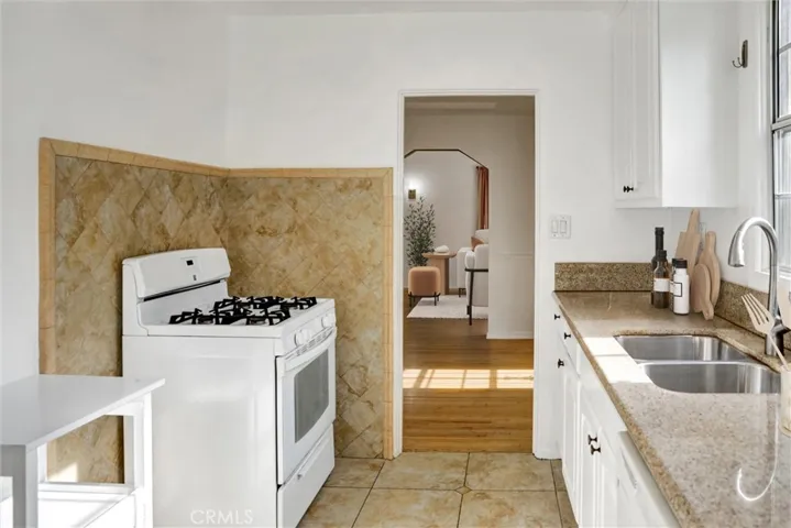 1185 Kitchen-virtually staged