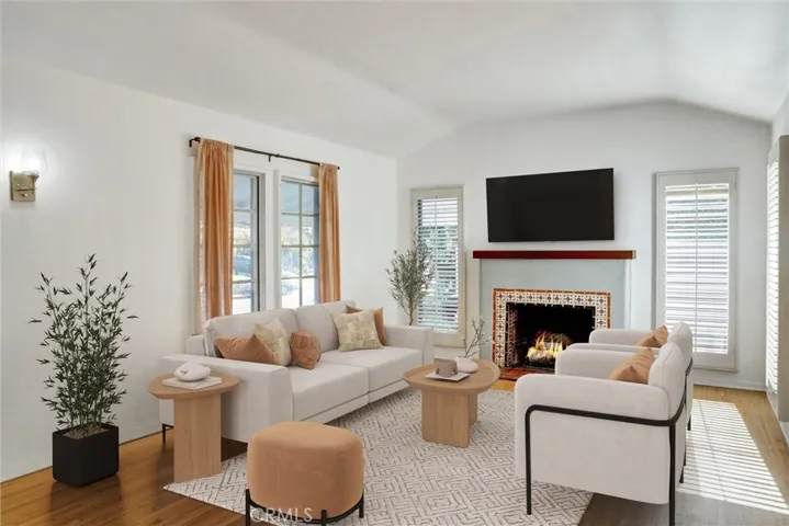 1185 Livingroom-virtually staged