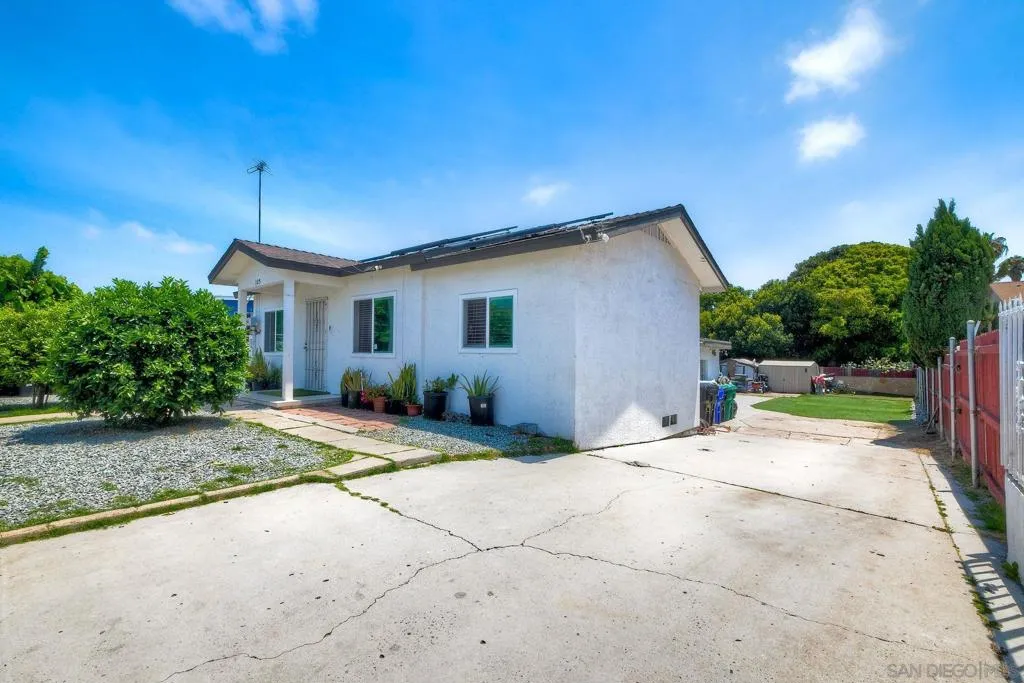 325 Gloria St, San Diego, California 92113 home-pic-4