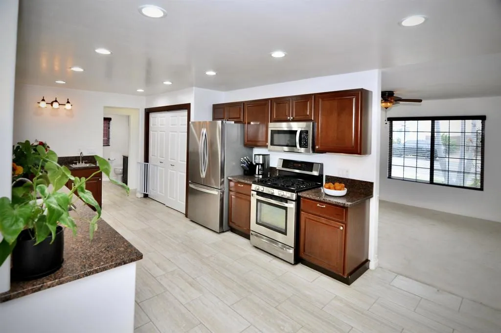 1400 Darwin Dr, Oceanside, California 92056 home-pic-5