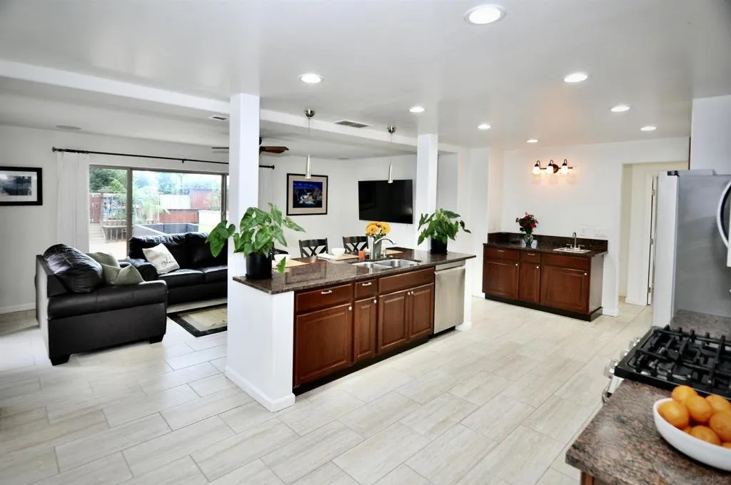 1400 Darwin Dr, Oceanside, California 92056 home-pic-6