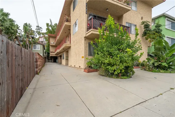 2421 N Beachwood, Los Angeles, California 90068