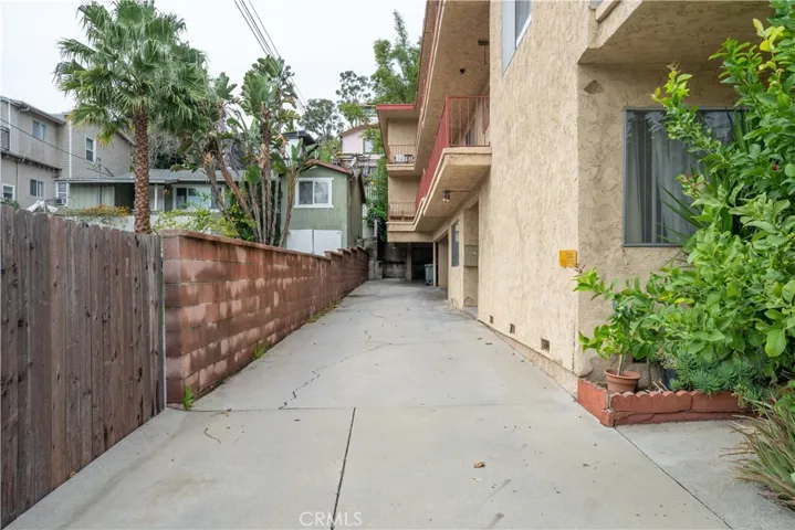 2421 N Beachwood, Los Angeles, California 90068