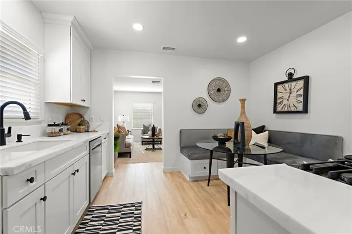 Residence 2- Eat in Kitchen + walk in pantry