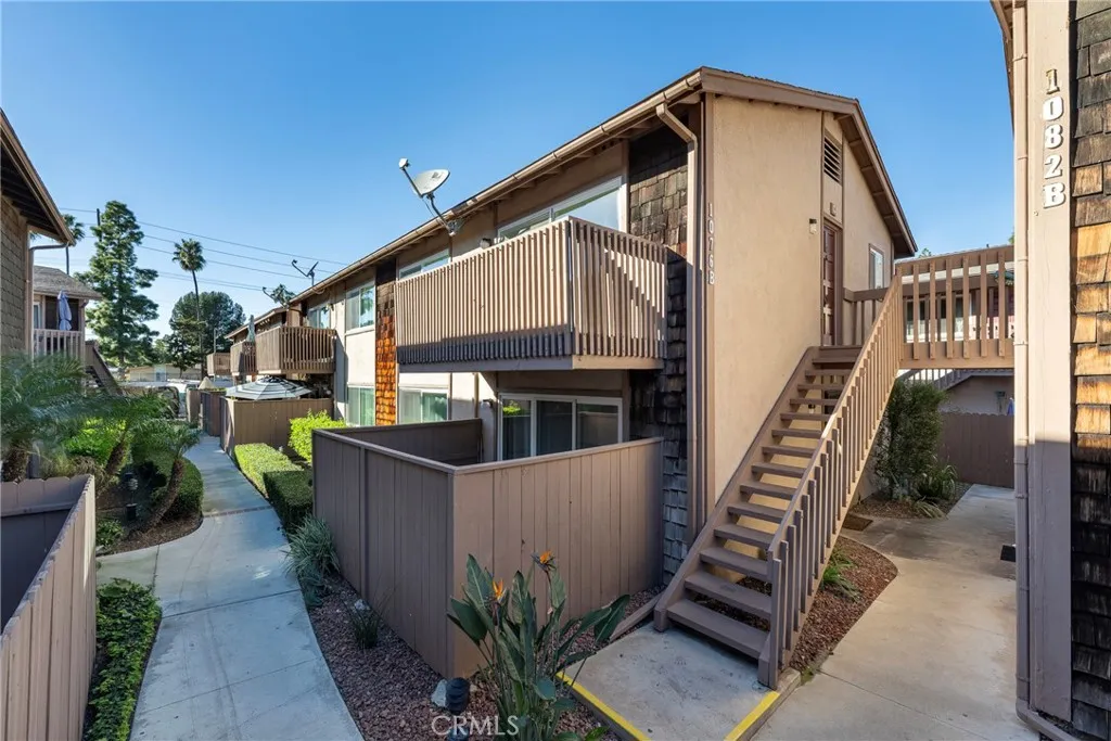 1076 B Cabrillo Park Drive C, Santa Ana, California 92701 home-pic-1