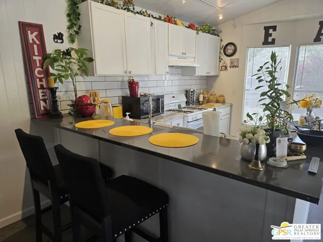 Kitchen breakfast bar
