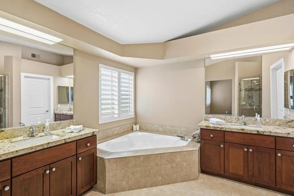 223 Desert Falls Drive E, Palm Desert, California 92211 home-pic-25