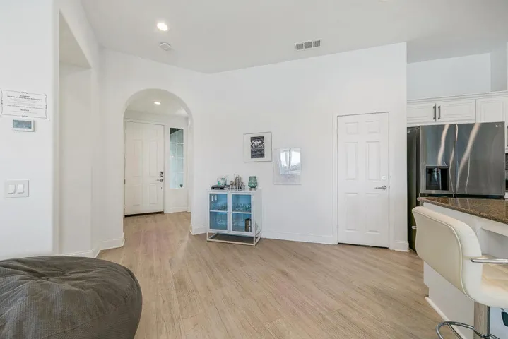 05 FOYER MLS