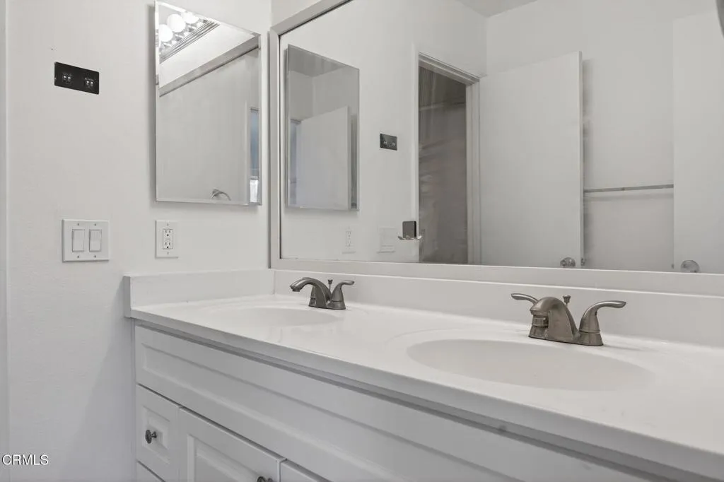 24-web-or-mls-UpmarketMedia-969 Mira-99