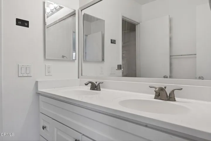 24-web-or-mls-UpmarketMedia-969 Mira-99