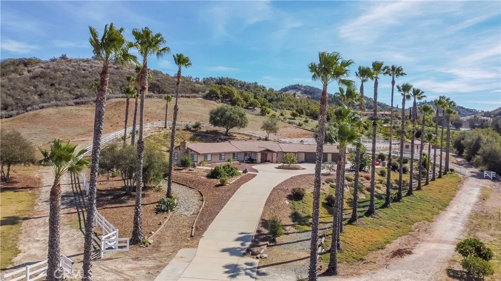 45400 Via Vaquero, Temecula, California 92590 home-pic-2