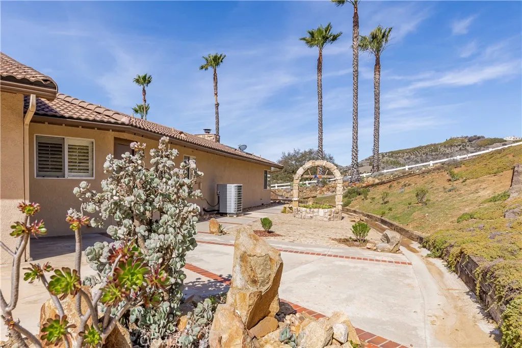 45400 Via Vaquero, Temecula, California 92590 home-pic-35