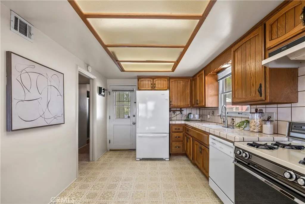 15974 Hawthorne, Fontana, California 92335 home-pic-10