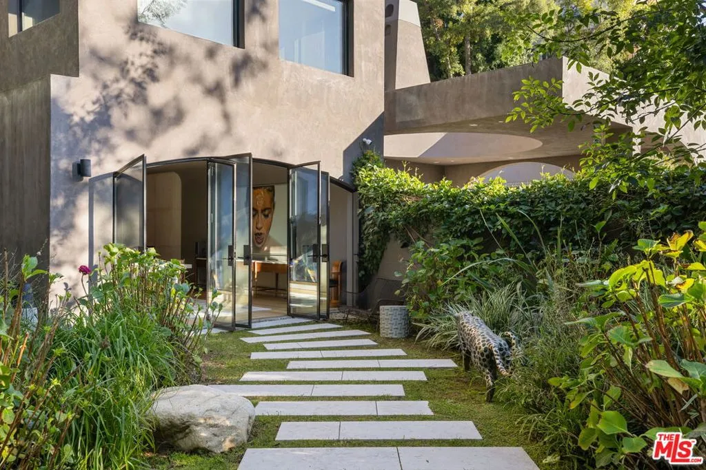 11968 Brentridge Drive, Los Angeles, California 90049 home-pic-11