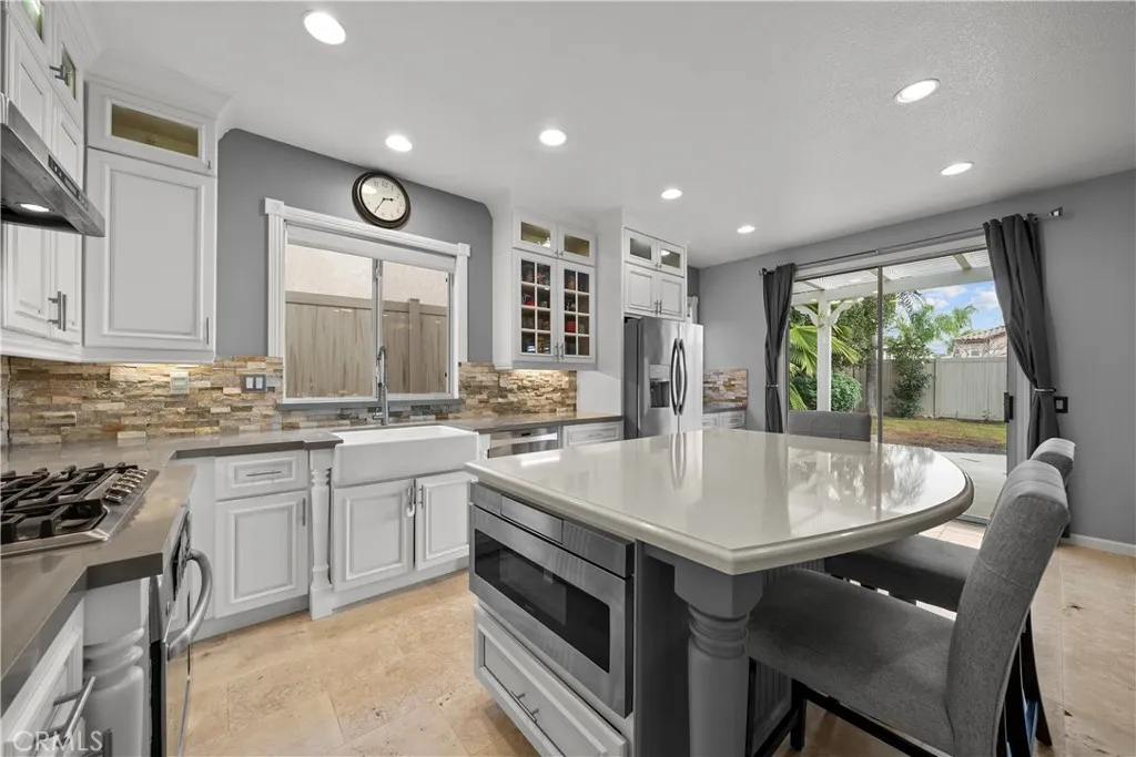 28640 Silverking Trail, Saugus, California 91390 home-pic-1