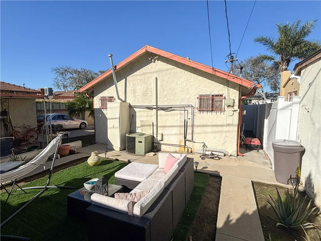 1658 W 109th Place, Los Angeles, California 90047 home-pic-23