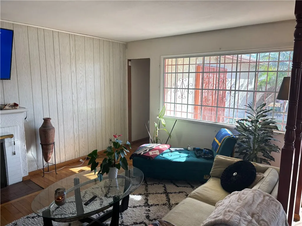 1658 W 109th Place, Los Angeles, California 90047 home-pic-6