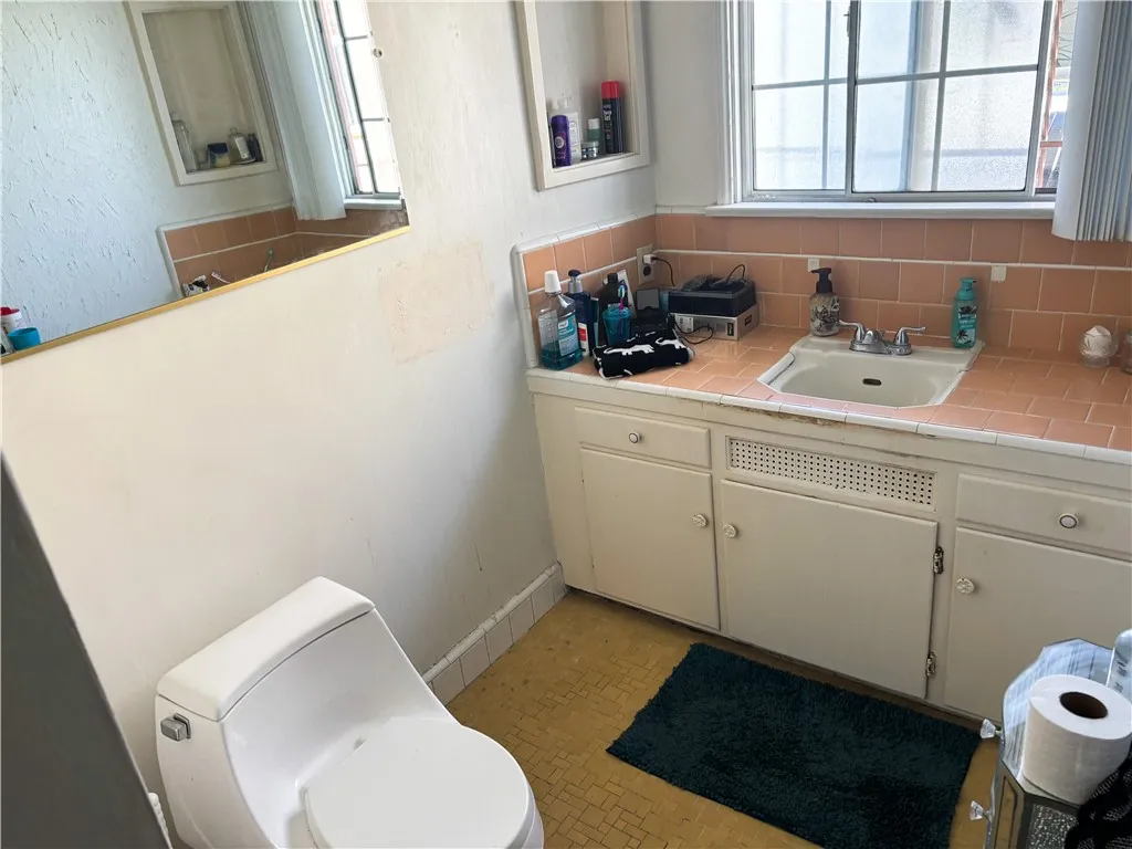 1658 W 109th Place, Los Angeles, California 90047 home-pic-13