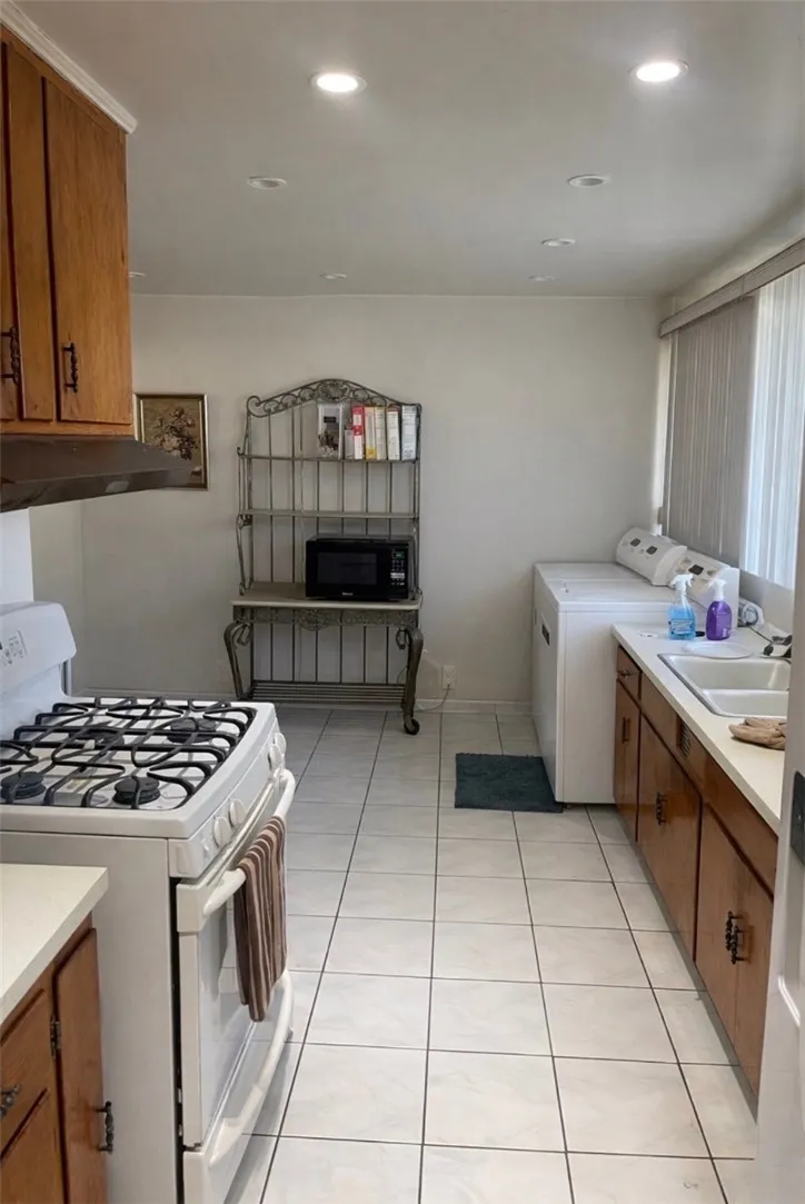 1658 W 109th Place, Los Angeles, California 90047 home-pic-11
