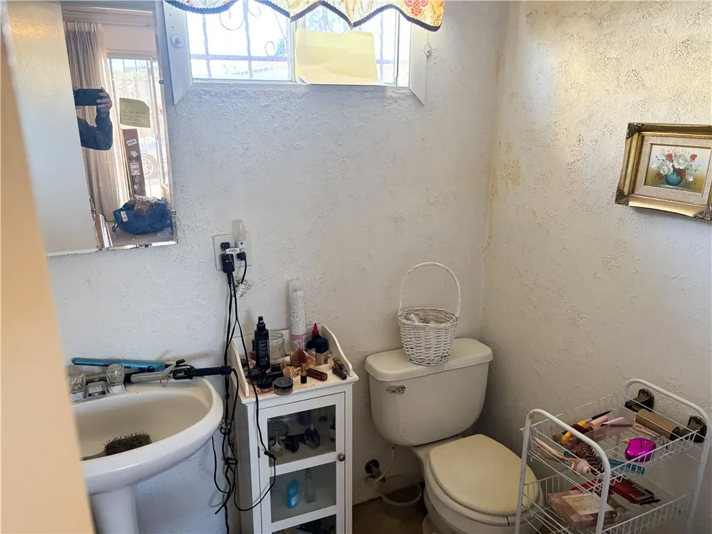 1658 W 109th Place, Los Angeles, California 90047 home-pic-12