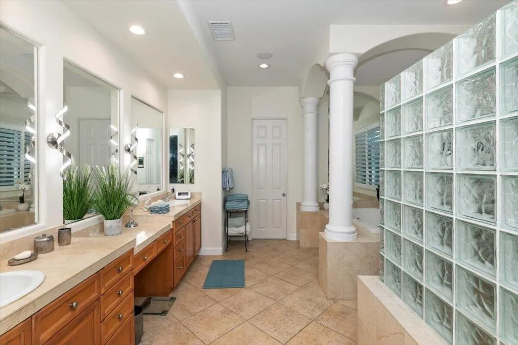 50 Toscana Way E, Rancho Mirage, California 92270 home-pic-53