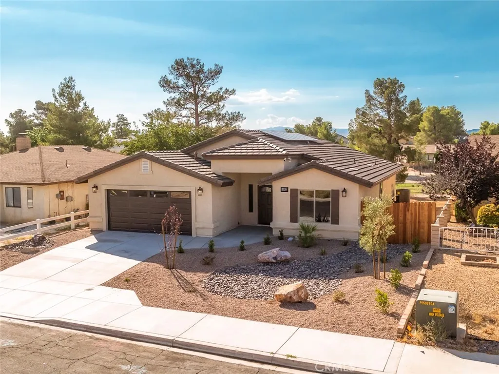 13835 Burning Tree Drive, Victorville, California 92395 home-pic-1
