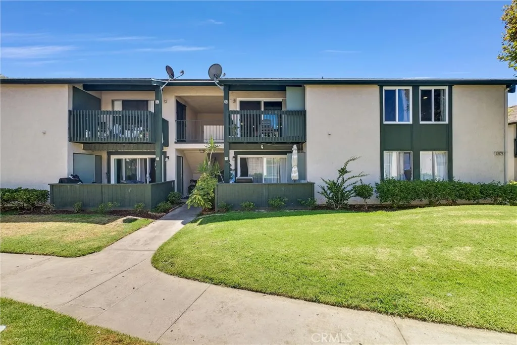 23276 Orange Avenue 8, Lake Forest, California 92630 home-pic-1
