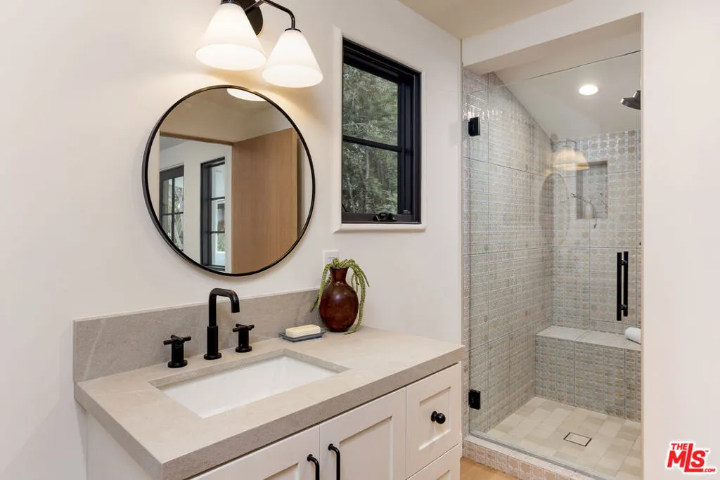 2445 Glyndon Avenue, Venice, California 90291 home-pic-72