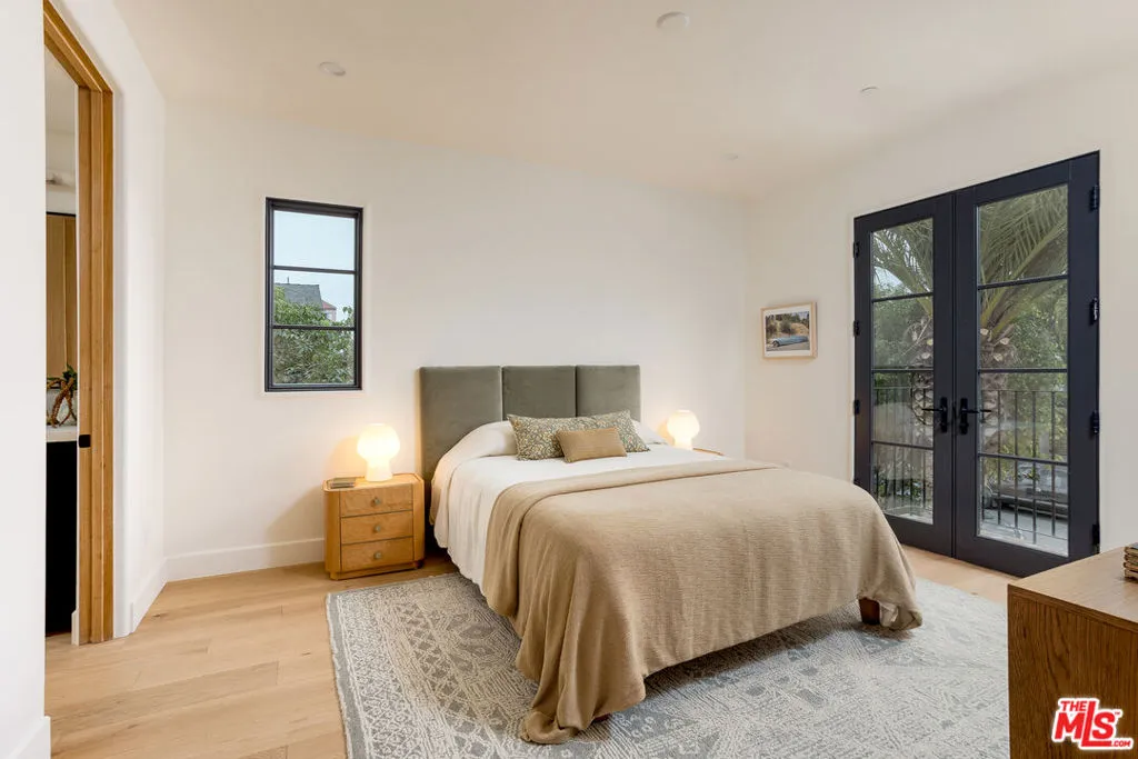 2445 Glyndon Avenue, Venice, California 90291 home-pic-59