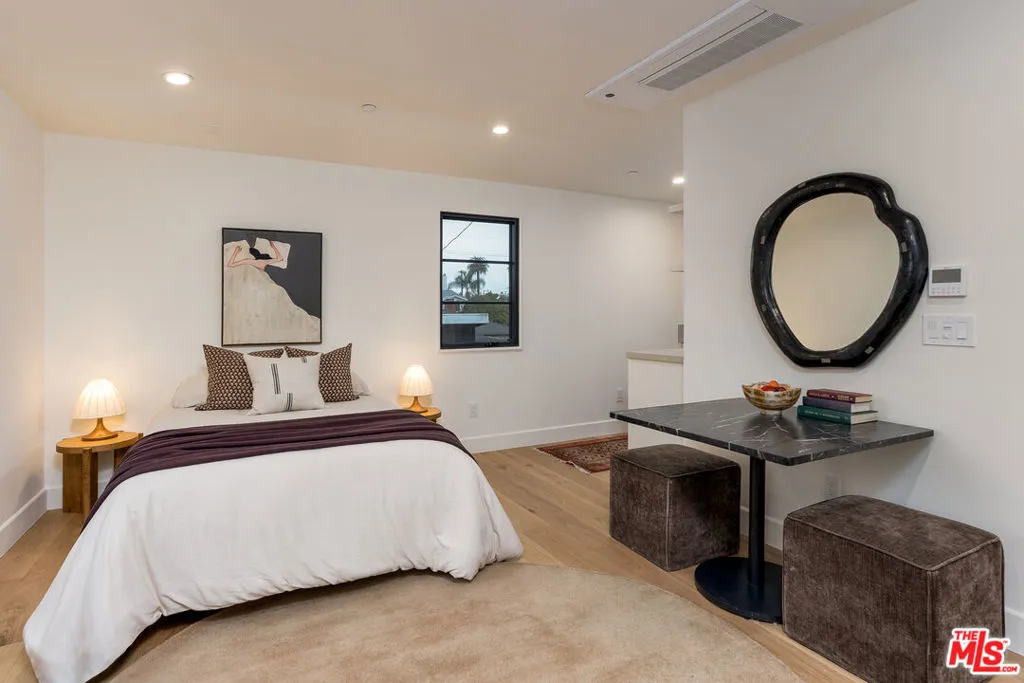 2445 Glyndon Avenue, Venice, California 90291 home-pic-66