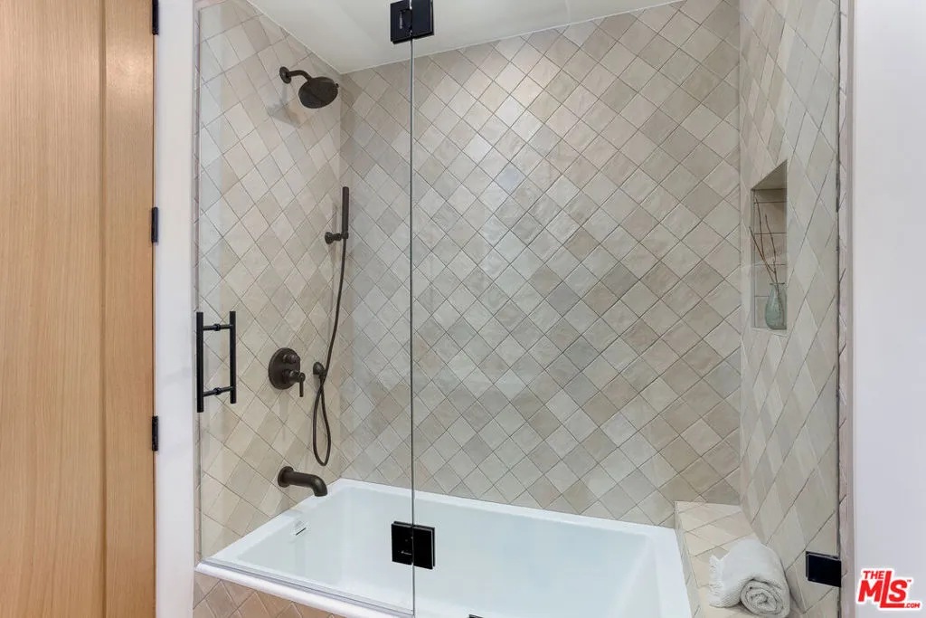 2445 Glyndon Avenue, Venice, California 90291 home-pic-61