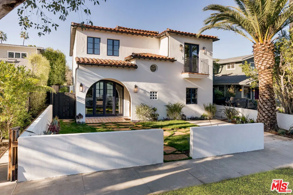 2445 Glyndon Avenue, Venice, California 90291 home-pic-1