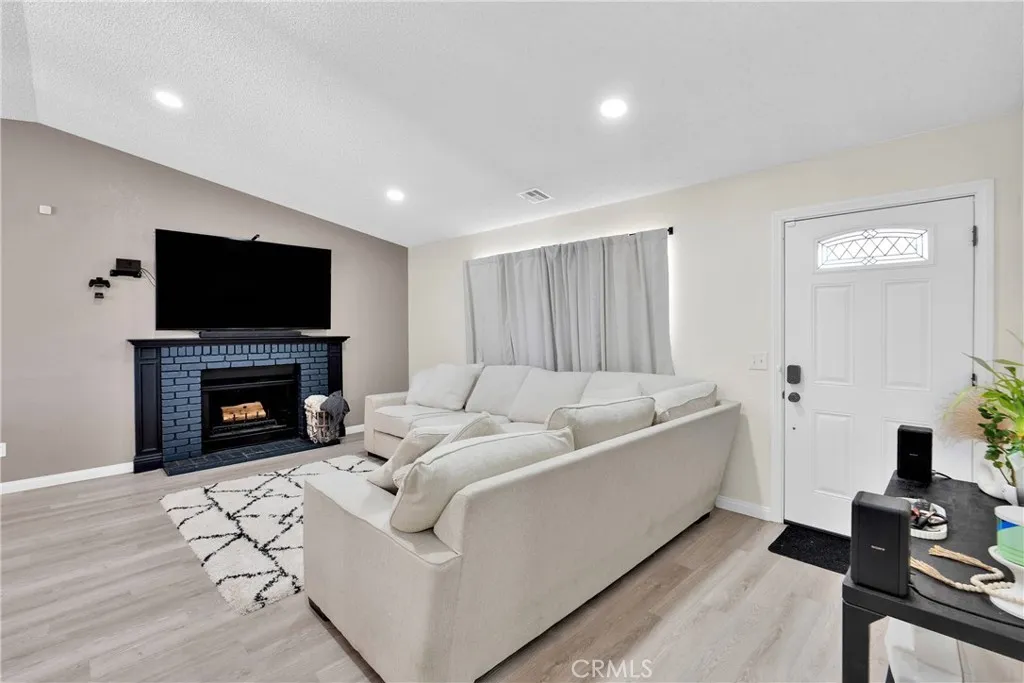 14769 Nanticoke Road, Apple Valley, California 92307 home-pic-4