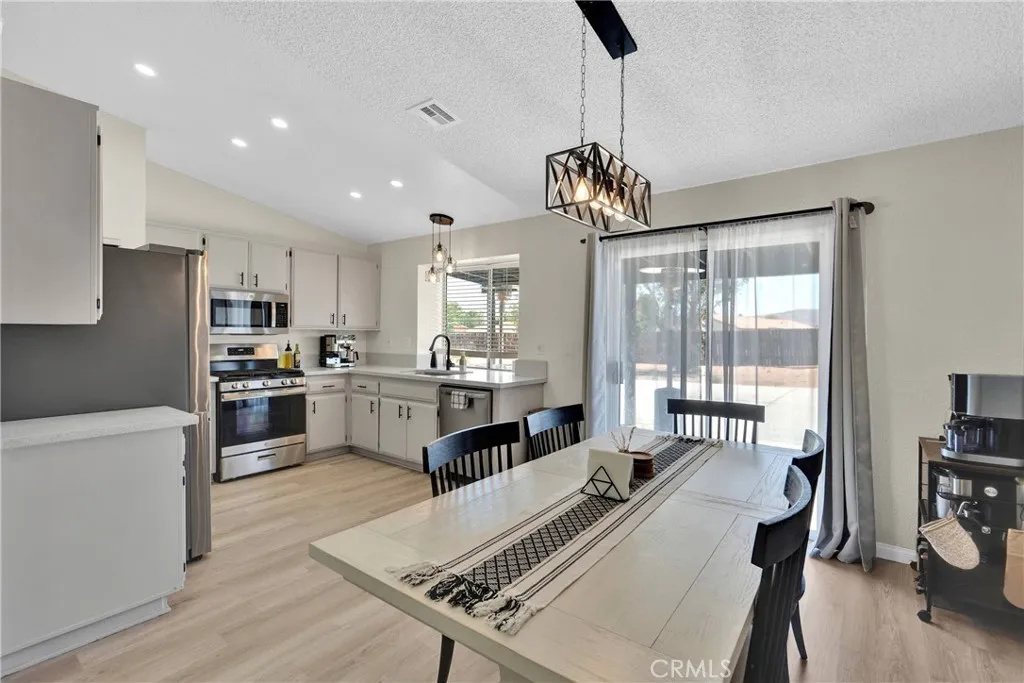 14769 Nanticoke Road, Apple Valley, California 92307 home-pic-9