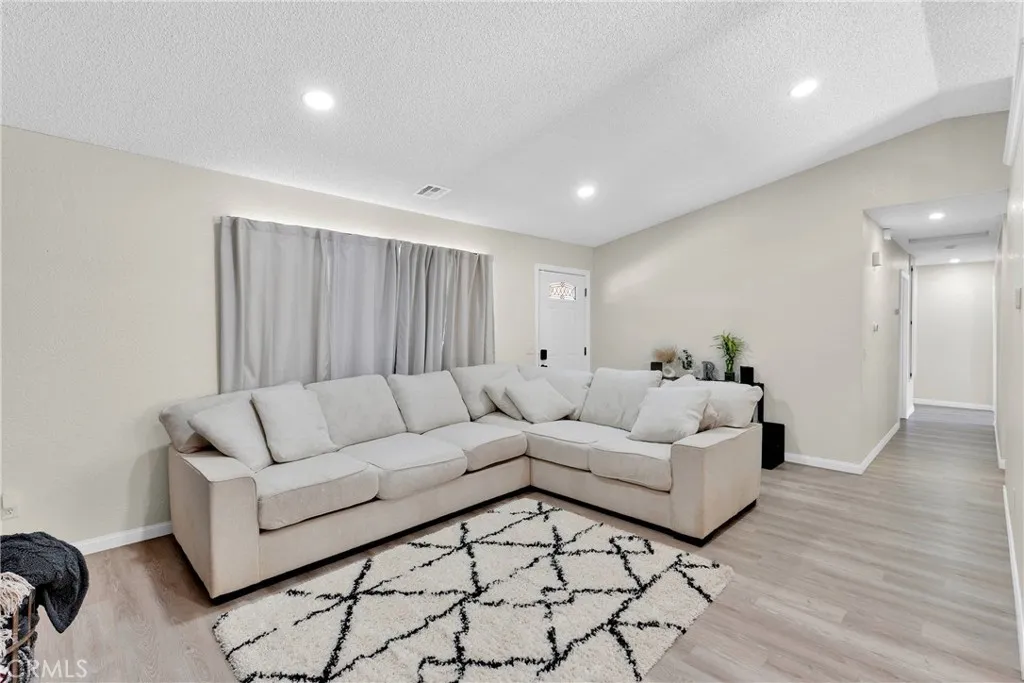 14769 Nanticoke Road, Apple Valley, California 92307 home-pic-6