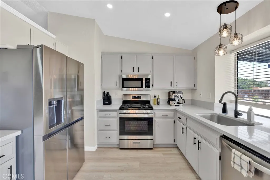 14769 Nanticoke Road, Apple Valley, California 92307 home-pic-12