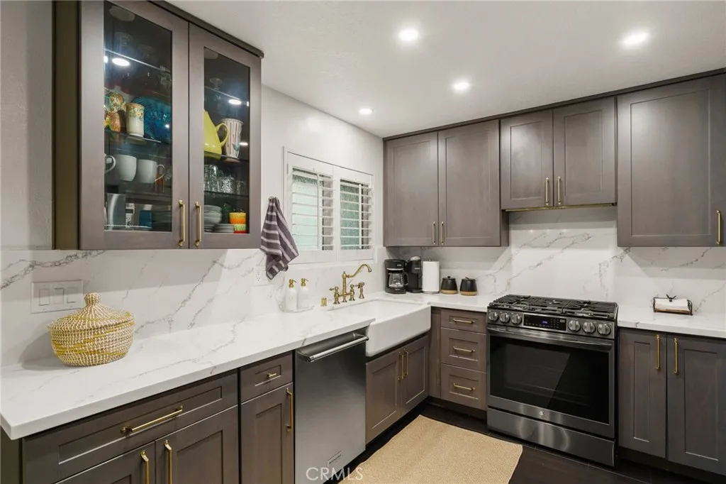 4852 Cabana Drive 102, Huntington Beach, California 92649 home-pic-6