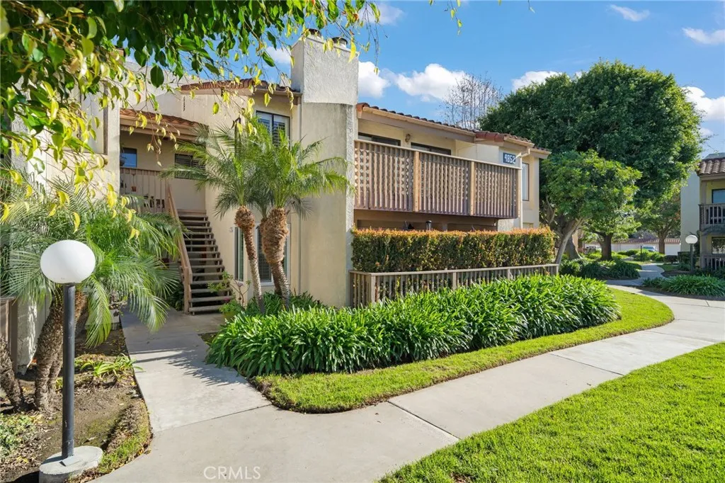 4852 Cabana Drive 102, Huntington Beach, California 92649 home-pic-2