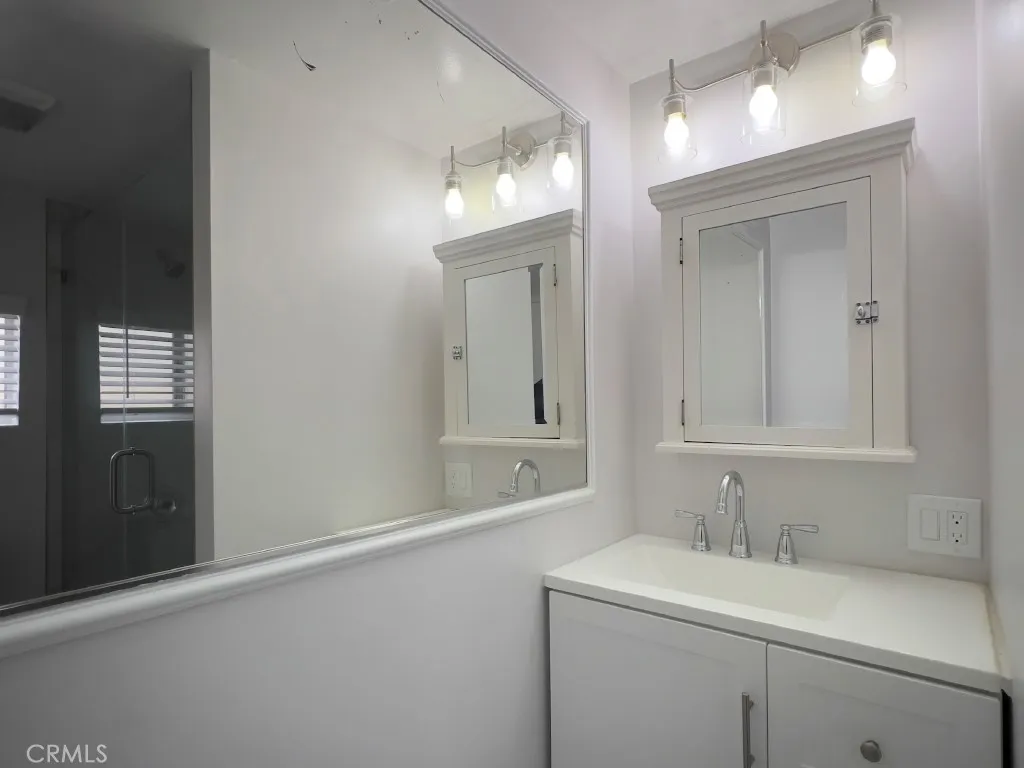2210 N Buena Vista, Burbank, California 91504 home-pic-31